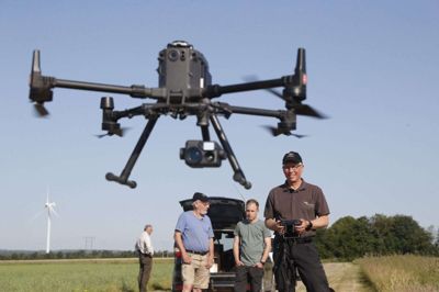 En drone med varmefølsomt kamera skal hjælpe lokale landmænd med at spotte rålam, så de ikke bliver dræbt af landbrugsmaskiner. Foto: Chresten Bergh