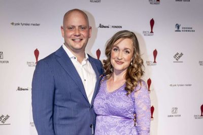 Camilla Søes graviditet var ikke til at tage fejl af, da hun og Jakob Engel-Schmidt poserede på den røde løber ved Reumert-festen i Odense i søndags. Foto: Mads Claus Rasmussen/Ritzau Scanpix