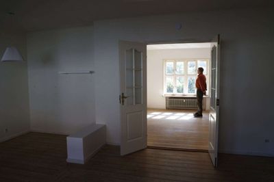 Hasse Jensen har sat udlejningsejendommen i Nr. Bredgade til salg. Den ligger på en af Kibæks mest centrale gader, og han har haft byhuset siden 2004. Huset er imidlertid fra 1912 eller 1913. Det er et byhus med god plads, så han forestiller sig, at det kunne være egnet til en familie eller et mindre firma, da lokalerne både kan bruges til bolig og forretningsejendom. Foto: Henrik Ole Jensen