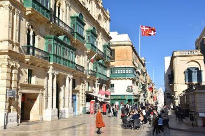 Malta er fuld af gode overraskelser. Selv på en søndag er der masser af aktiviteter på Republic Street i Maltas hovedstad Valletta, der mest af alt minder om Strøget i København. Foto: Niels-Henrik Jensen