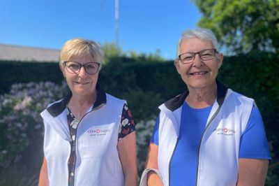 Ældre Sagen Aulum-Vildbjergs formand, Inger Thomsen, og Annie Andersen, der er koordinator for vågetjenesten, står her i de nyindkøbte veste. Foto: Camilla Abildgaard Norup