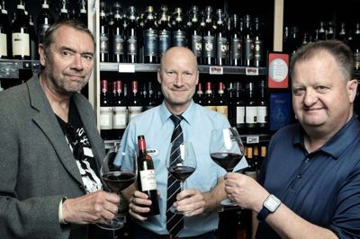 Vin-ignorant Henrik Øster-Jørgensen (t.v.), varehuschef Mark Jeppesen og vinentusiast Palle Heering Nielsen gør klar til Palles Sommerskole. Foto: Chresten Bergh