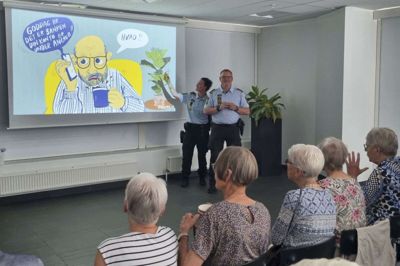 To betjente fra afdelingen Forebyggelse, Nærhed og Tryghed under Midt- og Vestjyllands Politi holdt onsdag oplæg for seniorer, der benytter DGI-Huset Herning. Formålet var at give tilhørerne gode råd om digital kriminalitet. Foto: Palle Heering Nielsen