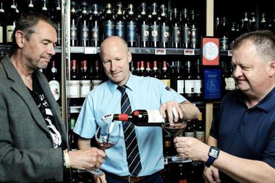 Vin-skeptiker Henrik Øster-Jørgensen (t.v.), varehuschef Mark Jeppesen og vinentusiast Palle Heering Nielsen gør klar til Palles Sommerskole. Foto: Chresten Bergh
