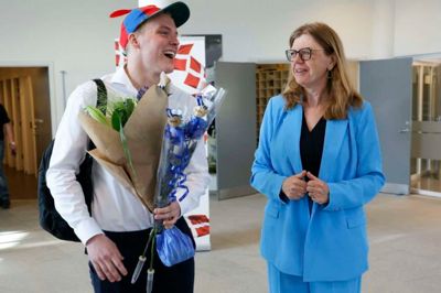 Rektor Marie Lund overrakte blomster til 1. HTX-student Ejnar Kirkeby Troelsen. Foto: Henrik Ole Jensen