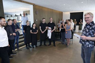 Indehaver Allan Witt ønskede sine ansatte på Restaurant Domæne til lykke med Michelin-stjernen, da hæderen blev fejret i virksomhedens kantine. Hele holdet fik en snedkereret mindeplade og et gavekort, inden de vente tilbage til arbejdet, som indebar servering for gæster igen torsdag aften. Foto: Henrik Ole Jensen
