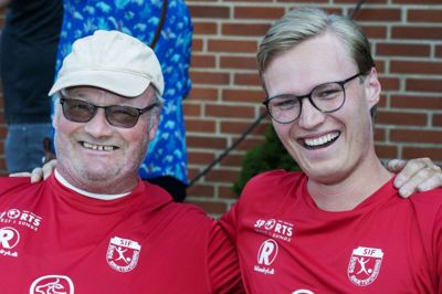 Erik Dalbjerg med sønnen Peter Dalbjerg Hagger. Sønnen følger i fars fodspor og er dybt involveret i Sunds IF - både som spiller og medlem af bestyrelsen. Og han har - griner den 22-årige Peter Dalbjerg Hagger - allerede overhalet farmand i antal spillede kampe for første-holdet. Han har passeret de hundrede, Erik Dalbjerg stoppede med 45. Foto: Chresten Bergh