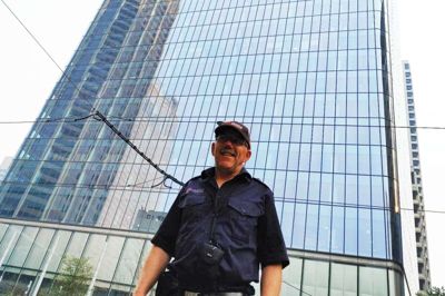 Kristian Madsen og 500 andre brandmænd løb 57 etager og 1370 trin op til toppen af Brookefield Center i Calgary, mens de var iført støvler, hjelm og trykflaske. Den hurtigste klarede løbet på godt 11 minutter. Foto: Privatfoto