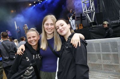 I denne weekend er der Ikast Musikliv, og selvom vejret skifter mellem hedebølge og skybrud lægger det på ingen måde en dæmper på festhumøret hos publikum!