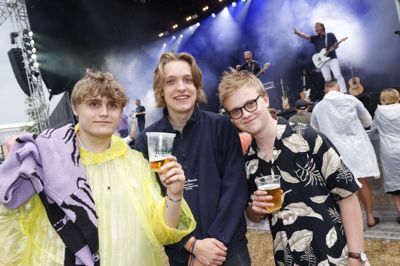 De tre gutter var klar til fest. Fra venstre er det Mads Hoffmann, Jens Sejer og Gustav Hansen, som selv havde optrådt dagen inden med sit band »Mötrik«. Foto: Henrik Ole Jensen