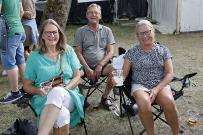 - Vi er blevet for gamle til at stå op hele weekenden, sagde Gitte Espersen (t.v.), som var til festival sammen med vennerne Tove og Mogens Mogensen. Foto: Henrik Ole Jensen