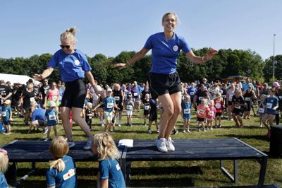 Kathrine Kirk Soelberg og til højre Mariann Vinding Kristensen stod bag årets Klovneløb i Lind. De gik foran, da deltagerne skulle varme op inden Klovneløbet. Foto: Henrik Ole Jensen
