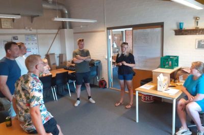 Udvalget bag byfesten i Arnborg samler trådene på et hurtigt møde lørdag inden aftenes store grisefest. Fra venstre er det Laust Schrøder, Thomas Lundsgaard, Daniel Green, Andreas Knudsen, Emma Thomsen og Mikela Green. Foto: Jesper Wind