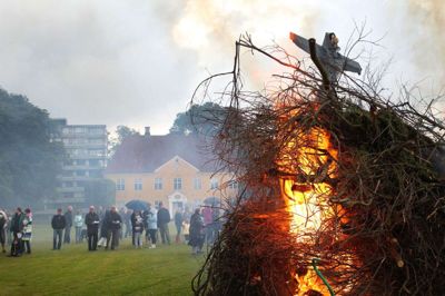 Museum Midtjylland har valgt helt at aflyse sankthans ved Herningsholm efter der er indført afbrændingsforbud. Det sker af hensyn til den 444 år gamle gule herregårdsbygning. Foto: Flemming Hansen