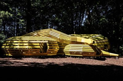 »Skovsnogen« var et af de første værker i Deep Forest Art Land, og den er meget populær blandt børn, fordi man kan kravle rundt på og i den. Den er lavet i et samarbejde mellem Søren Taaning og legepladsfirmaet Monstrum. Foto: Chresten Bergh
