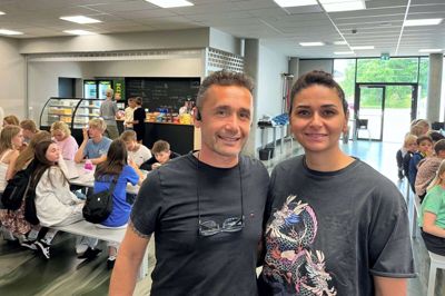 Dilsat og Tolga Tekin fra Gjellerup har drevet cafeen i Hammerum-Gjellerup Hall’n siden foråret, men det er først nu, der er blevet lavet en forpagtningsaftale. Foto: Bo Lundgaard