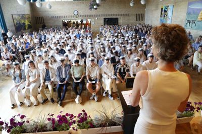 Studenterne på Herning HF & VUC kom ind til lyden af sangen »What A Life« med Scarlet Pleasure, der måske især er kendt fra den danske film »Druk« - og så var dimissionen ligesom i gang. Foto: Henrik Ole Jensen