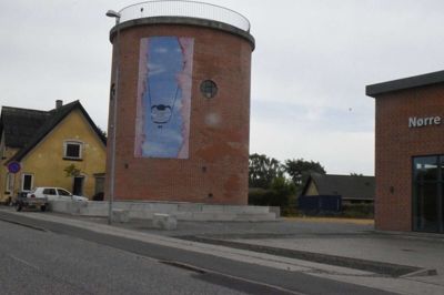 Det gamle vandværk i Nørre Snede er blevet omdøbt til Hærvejstårnet og har nu modtaget en underskudsgaranti fra komunen. Foto: Privatfoto