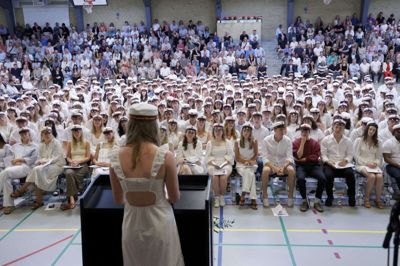 Dimissionen på Herning Gymnasium bød på en proppet gymnastiksal med forældre, lærere, jubilarer og ikke miondst 320 galde og forventningsfulde studenter. Foto: Henrik Ole Jensen