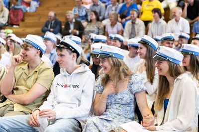 På trods af nogle dage med fest og druk, var alle studenter glade og alle huer stadig hvide. Foto: Linna Grøn