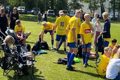 Der er plads til alle ved Kibæk Cup. Mens kampene udspiller sig på banerne, følger tusindvis af tilskuere med fra sidelinjen og bidrager til den festlige atmosfære.