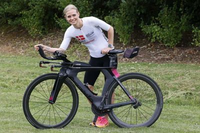 Siden teenageårene har Iben Schmidt Laursen fra Lind lidt af anoreksi og depression. Hun har været indlagt i sammenlagt mere end to år. I morgen deltager hun i Challenge Roth langdistance triatlon i Tyskland. I den forbindelse samler hun penge ind til Åben Dialog Fonden, for Åben Dialog-metoden hjalp hende med at få et liv igen, da hun boede på den tidligere socialpsykiatriske institution Skiftesporet. Foto: Henrik Ole Jensen
