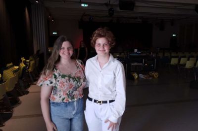 Christina de Laurent og Elise Nørtoft lige inden de skal på scenen og spille »Annie Jr.« Foto: Henrik Øster-Jørgensen