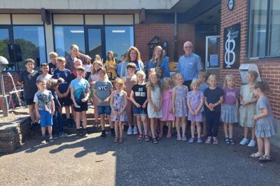 Til Friskolen Asgaards sommerfest i fredags var Østifterne inviteret, da foreningen har bidraget med 50.000 kroner til en ny svævebane. Kjeld Nedergaard Hansen ses yderst til højre i bagerste række. Ved siden af ham er det Annelene Bæk, formand for skolens støtteforening, og skoleleder Eva Nygaard Eriksen. Foto: Privatfoto