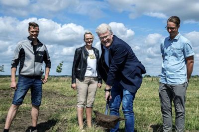 Ulrik Hyldgaard (V) tog første spadestik sammen med Jacob Fink, ejer af Fink Ejendomme (t.v.), Anne Mette Skjærlund, grundsælger for kommunen (midten) og Thomas Asmussen, direktør i Fink Ejendomme (t.h.). Foto: Chresten Bergh