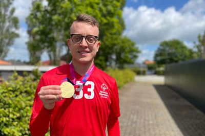 Denis Pcre viser stolt sin guldmedalje fra Special Olympic World Games 2023 i Berlin frem. Hjemme har han en sølvmedalje fra 2015 i USA. Foto: Camilla Abildgaard Norup