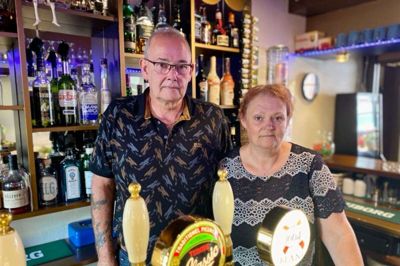 Klaus og Jette Christensen, der driver Pub’en i Vildbjerg, har det seneste halve år oplevet, at fem af deres faste gæster nu ikke længere er iblandt dem. Foto: Jan Briks Kjærside