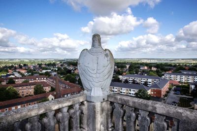 Fire ørne har siden 1953 skuet ud over Herning fra de fire hjørner på vandtårnet ved Sct. Johannes Kirke. Nu skal ørnene og balustrene, der danner rækværket i tårnets top, skiftes ud. Foto: Chresten Bergh