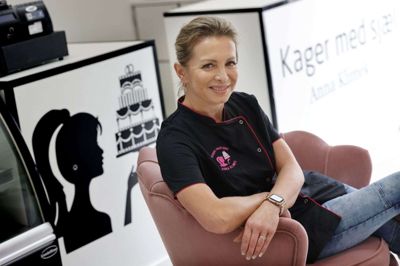48-årige Anna Klimek er uddannet bogholder, men de seneste ni år har hun været selvstændig med Herning-forretningen »Kager med sjæl«, der for nylig flyttede til nye lokaler i Bredgade. Foto: Henrik Ole Jensen