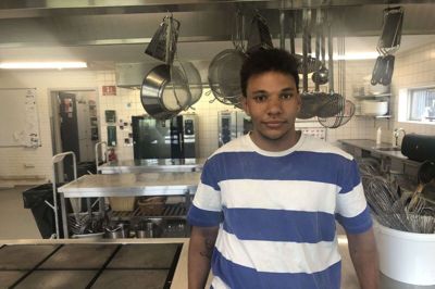 Michael Mwaura Jensen har blandt andet brugt sine kundskaber i et køkken til at hive sig selv ind på en farbar fremtid. Efter sommeren skal han begyndte på Hotel- og Restaurantskolen i Valby. Foto: Thor Ølgaard Hansen