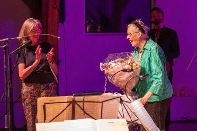 Rollator er blevet Henny Rønnow faste følgesvend, og støttet til den modtog hyldest ved afslutningen af den 20. Nørre Vosborg Kammermusikfestival. Foto: Poul Erik Dam Nielsen/ NR. Vosborg