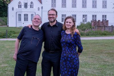 Først mødte Klara Bernat Alexander Lonquich i Østrig. Så blev hun præsenterer for Tommaso, eller i virkeligheden først hans hustru. Derefter fortalte Tommaso om et ledigt job som ensemblechef i Herning, hvorefter Klara Bernat i 2017 tiltrådte, og i denne uge kunne alle tre mødes på Nørre Vosborg og udveksle erindringer. Foto: Nørre Vosborg/Poul Erik Dam Nielsen
