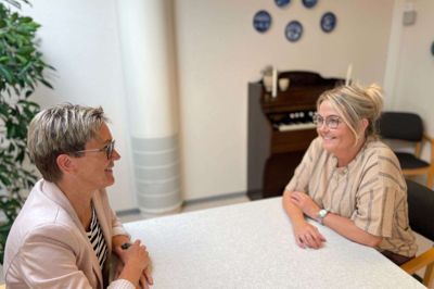 Det var helt op til medarbejderne selv, hvilke emner coaching-sessionerne skulle handle om. Coach Hanne Bundgaard (t.v.) og social- og sundhedsassistent Tina Jeppesen har haft fire samtaler, hvor især behovet for at slippe kontrollen har været centralt. Foto: Camilla Abildgaard Norup