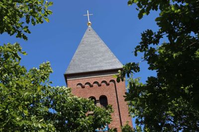 Ikast Kirke står virkelig flot når solen står højt på himlen og fremhæver alle farverne på kirken, men også på de omkringliggende træer. Foto: Mads Magnussen
