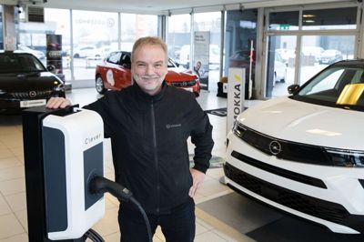 Erik Hove fortæller, at 15-20 procent af Uggerhøj-kunderne vælger en el-bil. Foto: Jørn Deleuran