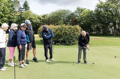 Der bliver lyttet intenst, mens træner Nicolas Bay Thomsen fra Herning Golfklub giver golfhøjskoleeleverne gode råd om kunsten at putte. Foto: Linna Grøn