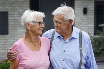 Jens Ørskov er tidligere landmand og byrådsmedlem for Venstre. Han har også været med i Herning Rotary i 30 år. I dag er han ikke så aktiv længere, eller som han siger, så motionerer han i bilen. Kirsten Ørskov går til gymnastik, og så er det også hende, der laver mad. - Jeg kan ikke lave mad, men jeg kan smage, hvad der smager godt, siger Jens Ørskov. - Madvanerne har ændret sig. Jeg spiser på Eyde en gang om måneden, og der bliver flere og flere grøntsager. Dem skubber jeg lige til side, siger han. Foto: Henrik Ole Jensen