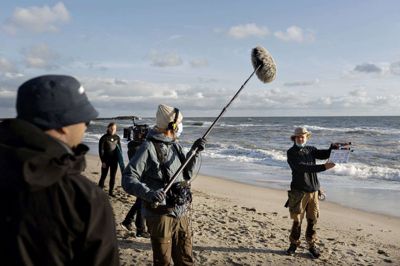 Optagelserne til en ny sæson af tv-serien »Hvide Sande« er netop gået i gang blandt andet på stranden lidt udenfor Hvide Sande. Foto: PR-foto