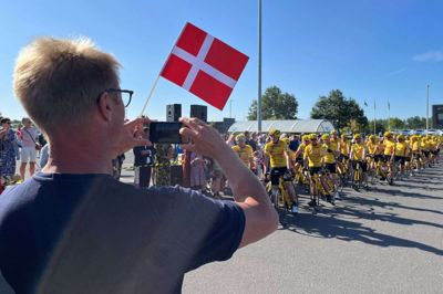 Rytterne på det lokale Rynkeby-hold blev lørdag formiddag klappet ud af byen af en talstærk publikumsskare. Foto: Bo Lundgaard