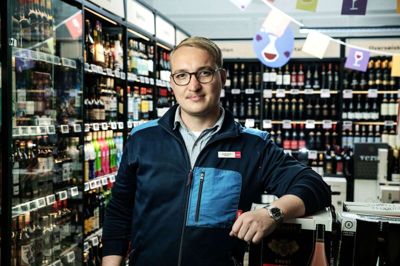 Lasse Holm Rasmussen er ny varehuschef i Kvickly Brande - selvsamme Kvickly, der fik ham og familien fra Fyn til Brande, dengang han selv var tre år gammel. Foto: Chresten Bergh