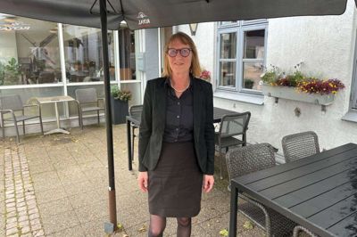Gitte Lauridsen foran Hotel Vildbjerg, hvor hun i seks måneder er hotelchef på prøve. Gitte Lauridsen er 60 år, bosat i Ikast. Mor til fire og mormor til syv. Foto: Mette Christensen