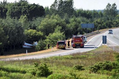 Det styrtede fly fra Svæveflyvecenter Arnborg endte ganske tæt på Midtjyske Motorvejs afkørsel ved Arnborg. Foto: Holck-Photo