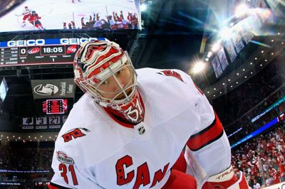 Herningensiske Frederik Andersen spillede efter egen mening nogle af karrierens bedste kampe i sidste sæsons slutspil for Carolina Hurricanes. Trods storspillet blev Hurricanes slået ud i den sidste runde før Stanley Cup-finalen. Foto: Ritzau Scanpix