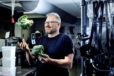 Finn Mørcke har - også før det blev moderne - gået op i madspild. For eksempel smider han ikke en broccolistok ud. Den kan bruges til både smothies, dressinger og salater. foto: Chresten Bergh