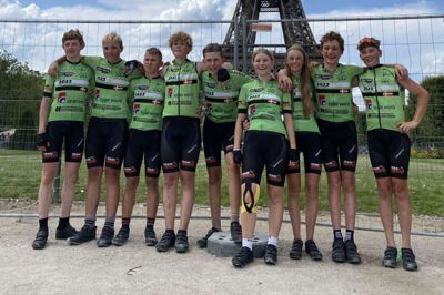 Fra venstre ses Alexander Terek, Mikkel Nielsen, Johannes Jensen, Oliver Dufke, Matvii Korkhmaljj, Agata Kielka, Bianca Ebbesen, Tobias Staugaard og Tristan Madsen ved målstregen i Paris. Foto: Privatfoto