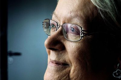 - Glaukom er en lumsk sygdom. Den kommer snigende. Du mærker det ikke, så det høje tryk skal opdages ved øjenlægen eller hos optikeren, som så kan sende dig videre til øjenlægen, siger Linda Leifing Nielsen. Hun var 26 år, da det ved en rutinemåling hos øjenlægen blev opdaget, at hun havde glaukom - også kaldet grøn stær.
